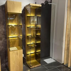 Standvitrine Benjo Rechts Kerneiche Umato Sägerau Gebürstet Mit Beleuchtung Ohne Dekoration