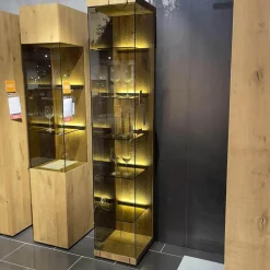 Standvitrine Benjo Rechts Kerneiche Umato Sägerau Gebürstet Mit Beleuchtung Ohne Dekoration