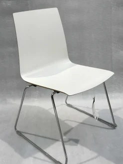 Stapelstuhl Move Me Schale Holz Beschichtet Reinweiss Gestell Chrom