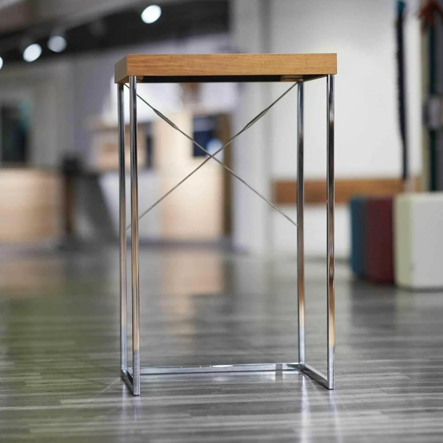 Stehtisch Nussbaum Furniert Gestell Stahl Hochglanz Verchromt