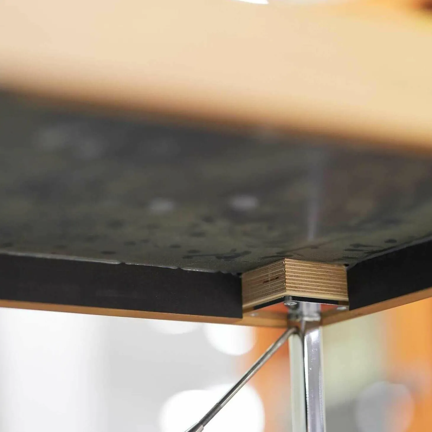 Stehtisch Nussbaum Furniert Gestell Stahl Hochglanz Verchromt