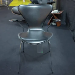 Stuhl 3207 Serie 7 Sitzschale Vollpolster Bezug Leder Kat. 5 Schwarz Untergestell Stahlrohr Verchromt