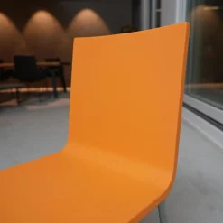 Stuhl 03 Sitzschalenfarbe Mango Untergestell Pulverbeschichtet Silber Glatt