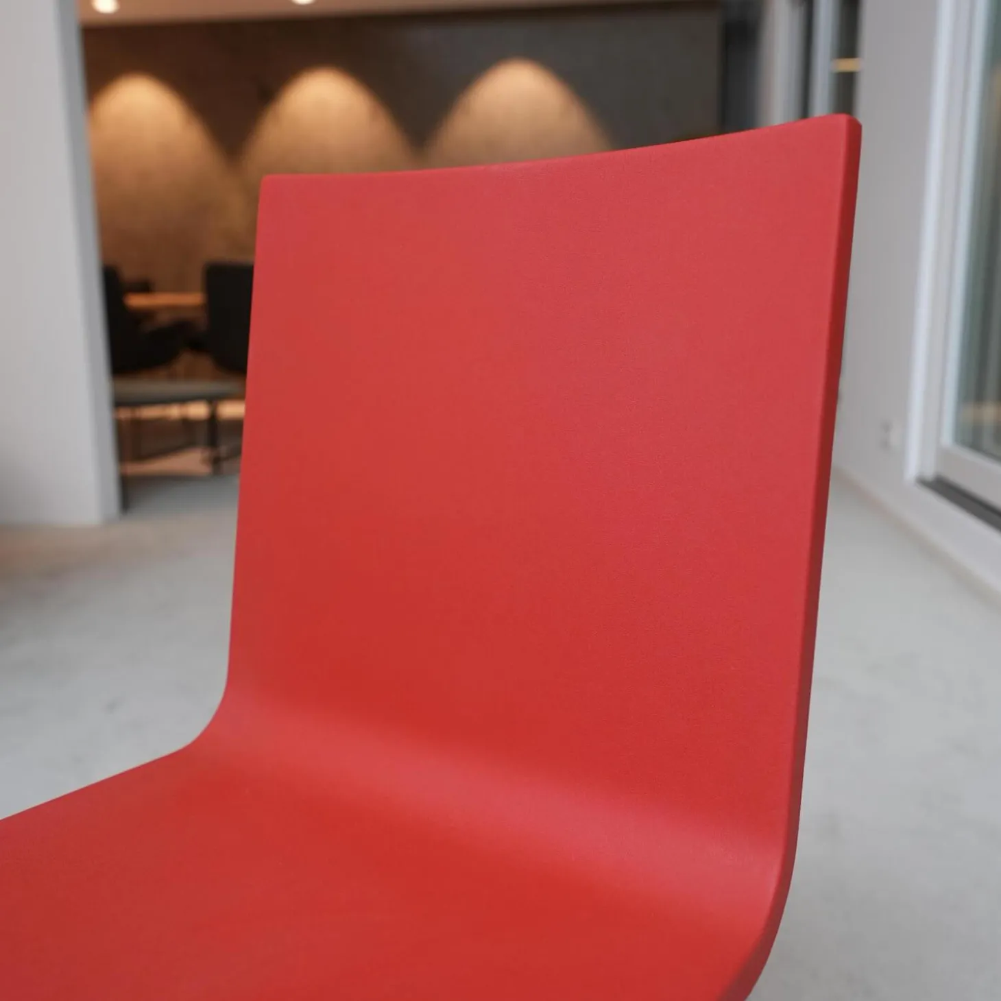 Stuhl 03 Sitzschalenfarbe Signalrot Untergestell Pulverbeschichtet Silber Glatt