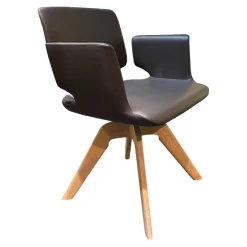 Stuhl Aye Leder L1 Schwarzbraun Drehgestell Eiche Weißöl