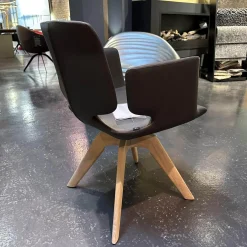 Stuhl Aye Leder L1 Schwarzbraun Drehgestell Eiche Weißöl