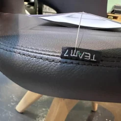 Stuhl Aye Leder L1 Schwarzbraun Drehgestell Eiche Weißöl