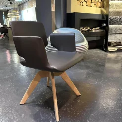 Stuhl Aye Leder L1 Schwarzbraun Drehgestell Eiche Weißöl