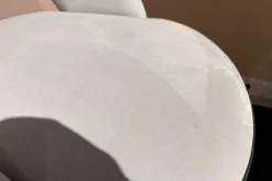 Stuhl Colette Leder Kashmir Nuage Hellgrau Gestell Buche Wenge Schwarz Gebeizt Füße Messing