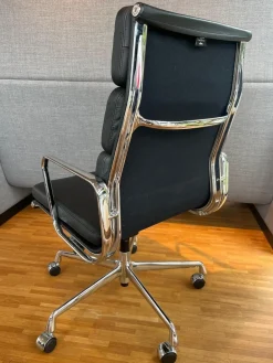 Stuhl EA219 Softpad Leder Cuir Nero Schwarz Gestell Aluminium Verchromt Füße Rollen Schwarz