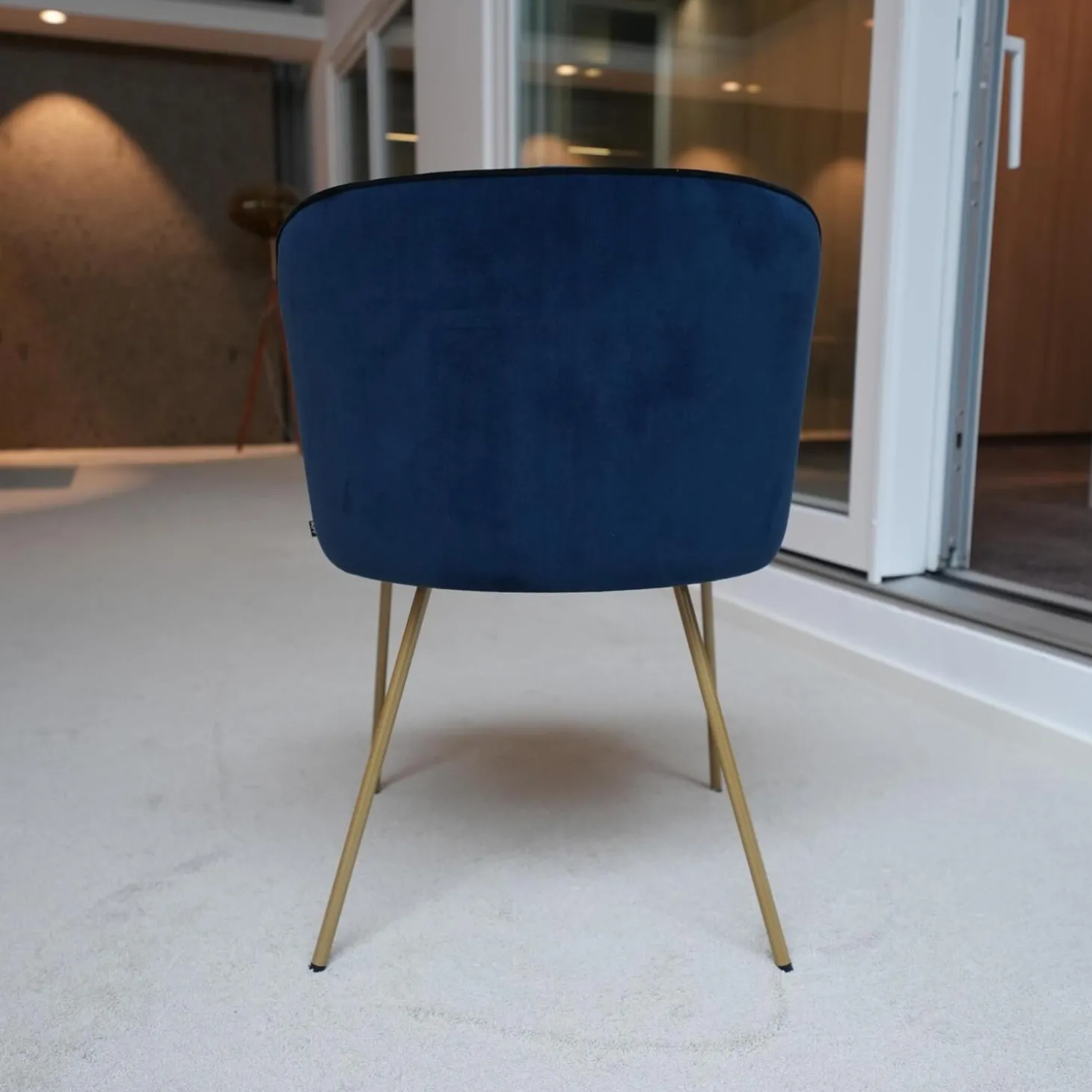 Stuhl Gaia Line V1 Sitz Stoff Seven Onyx 169 Rücken Stoff Seven Navi 46 Gestell Messing