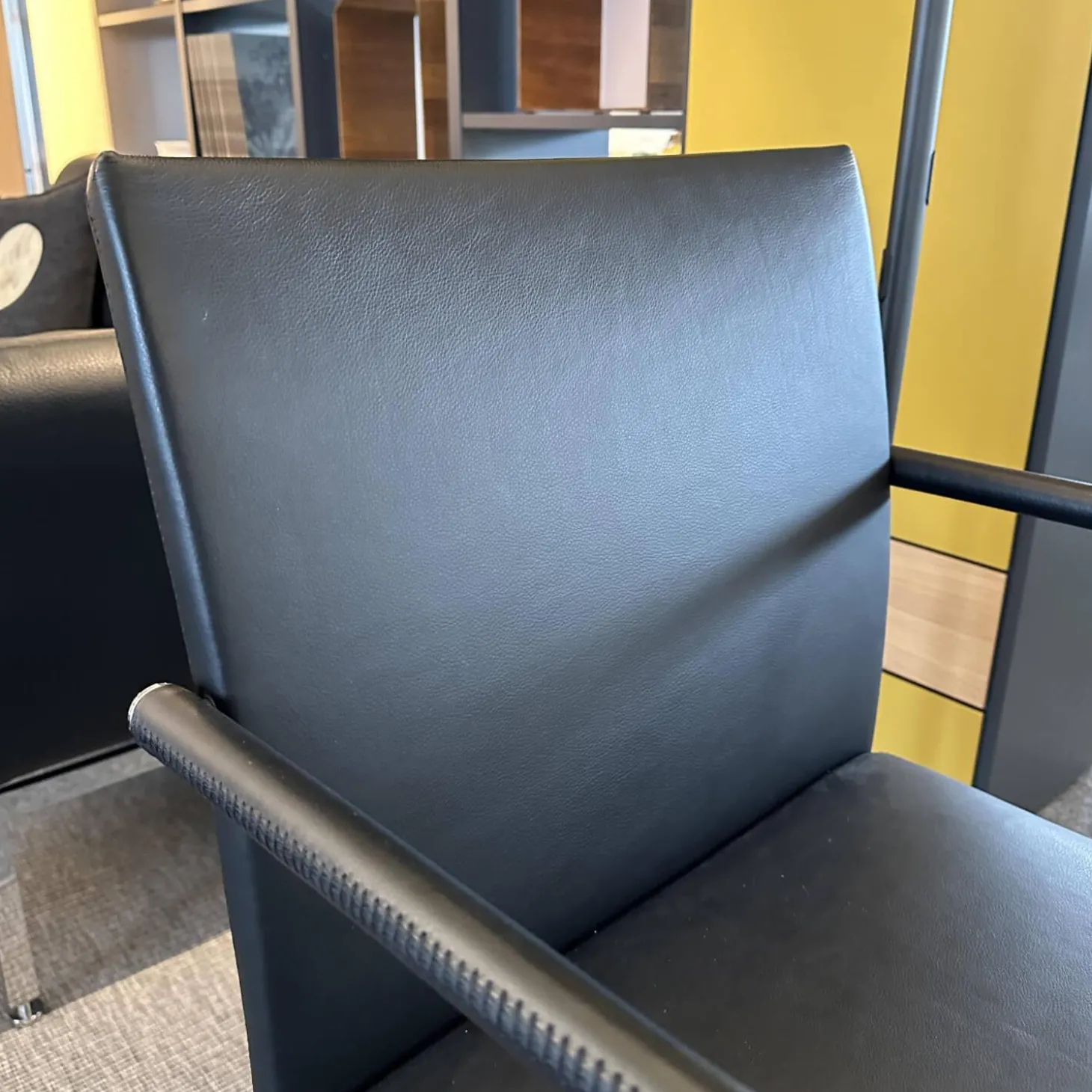 Stuhl George Leder Schwarz Gestell Chrom Silber