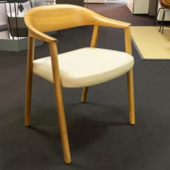 Stuhl Hera Leder PGC Hellgrau Gestell Nussbaum