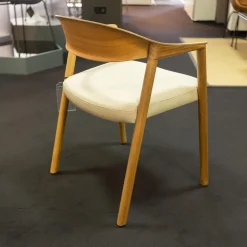 Stuhl Hera Leder PGC Hellgrau Gestell Nussbaum