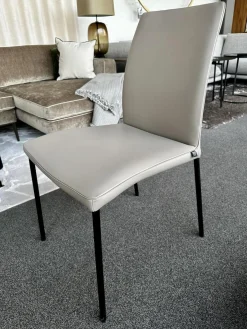 Stuhl Jaro 100 Bezug Leder Comfort Alpaca Grey Grau Gestell Edelstahlrohr Schwarz Pulverbeschichtet