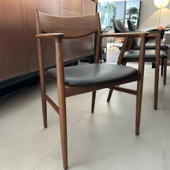 Stuhl Kamuy Leder L3 Schwarz Gestell Nussbaum Massiv