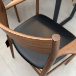 Stuhl Kamuy Leder L3 Schwarz Gestell Nussbaum Massiv