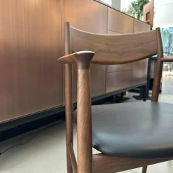 Stuhl Kamuy Leder L3 Schwarz Gestell Nussbaum Massiv