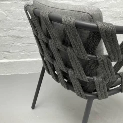 Stuhl Leo Dining Chair Lava mit Sitz- und Rückenkissen Stoff Savanne Zink