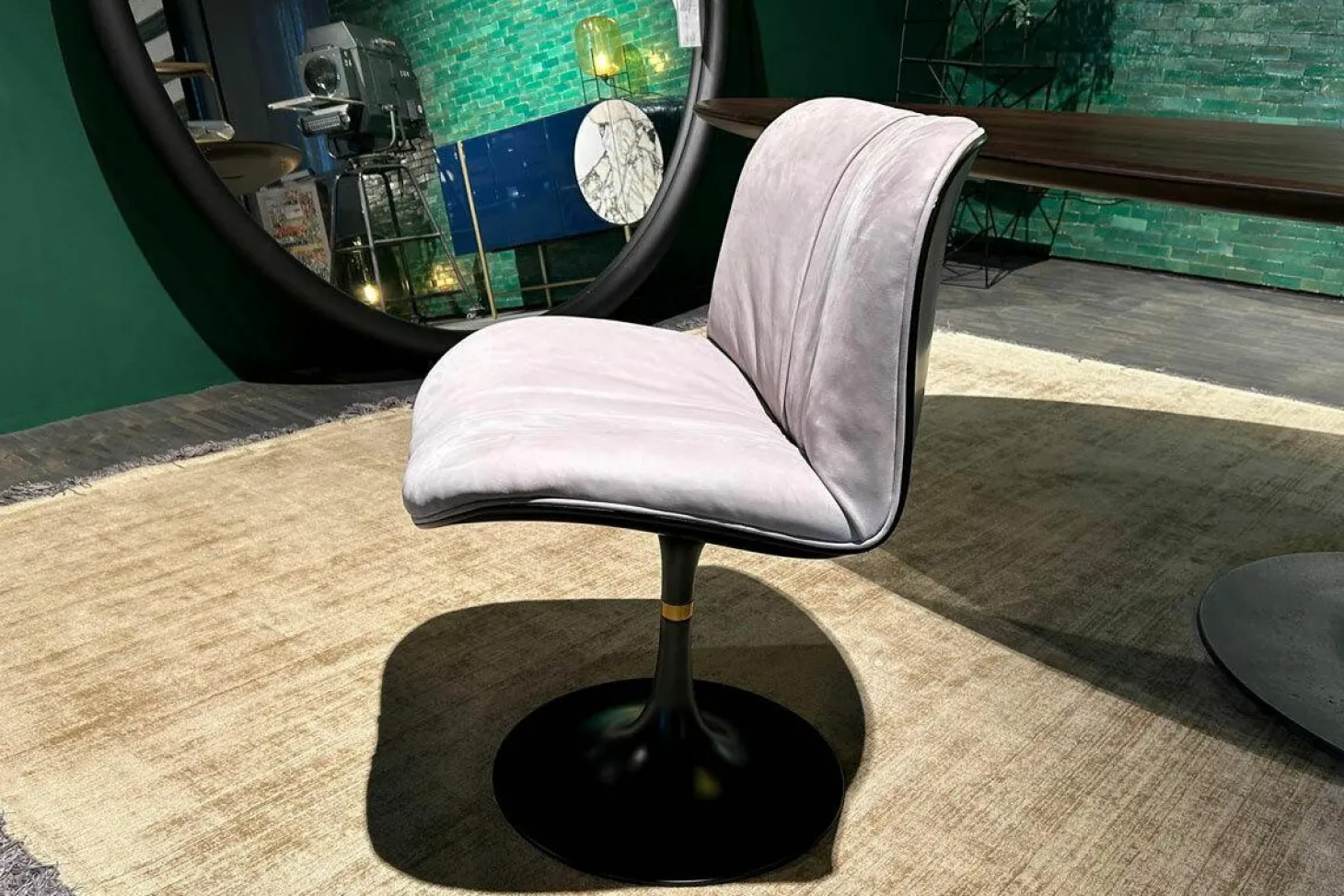 Stuhl Marilyn Leder Kashmir lilas Flieder Grau Gestell Metall Schwarz Lackiert