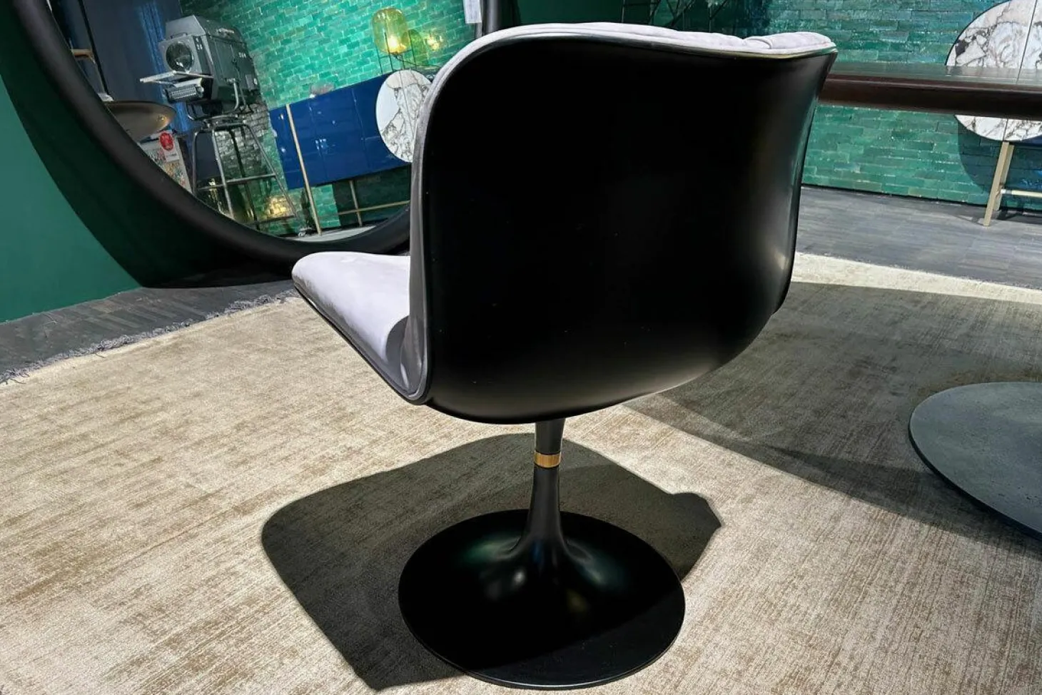 Stuhl Marilyn Leder Kashmir lilas Flieder Grau Gestell Metall Schwarz Lackiert