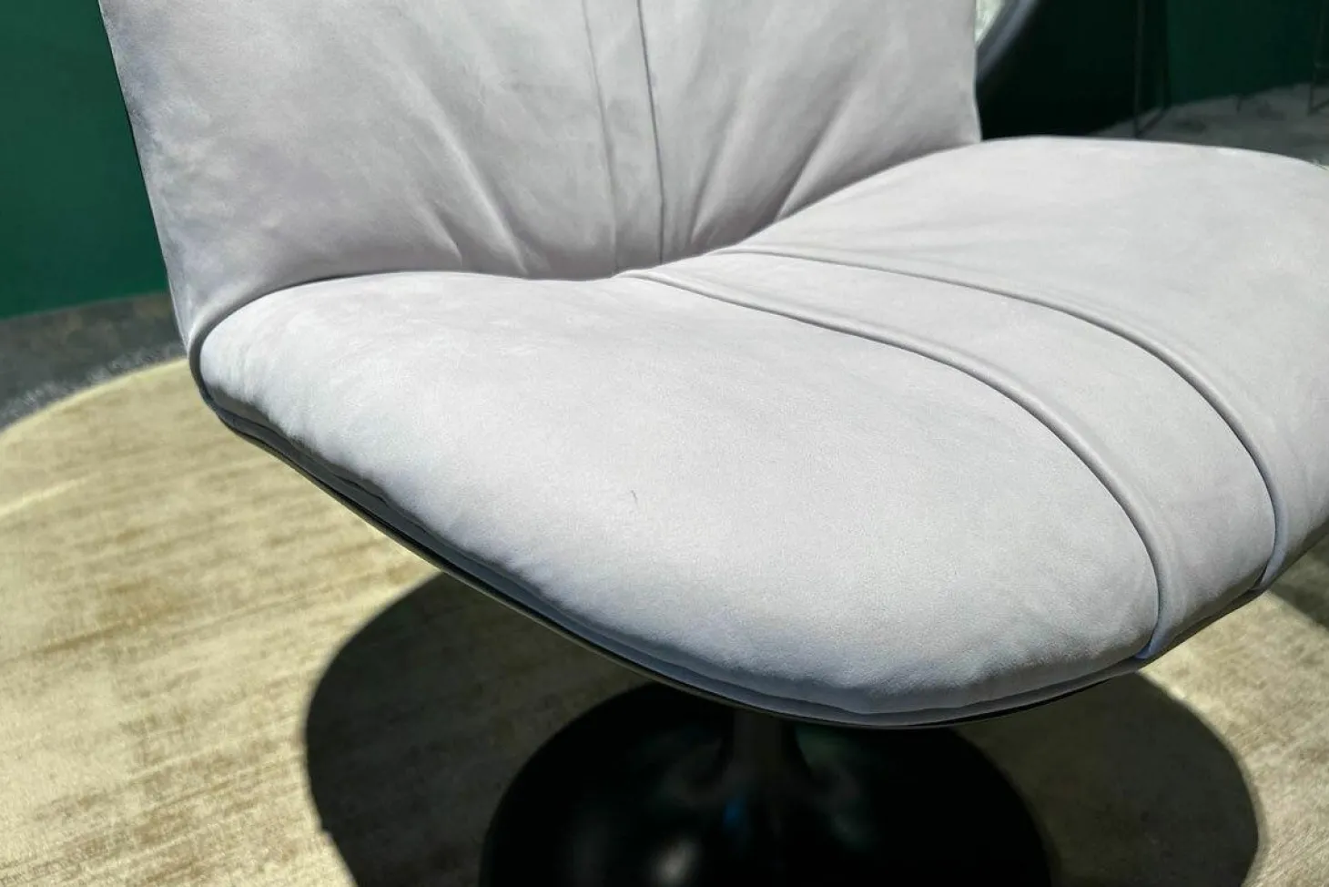 Stuhl Marilyn Leder Kashmir lilas Flieder Grau Gestell Metall Schwarz Lackiert