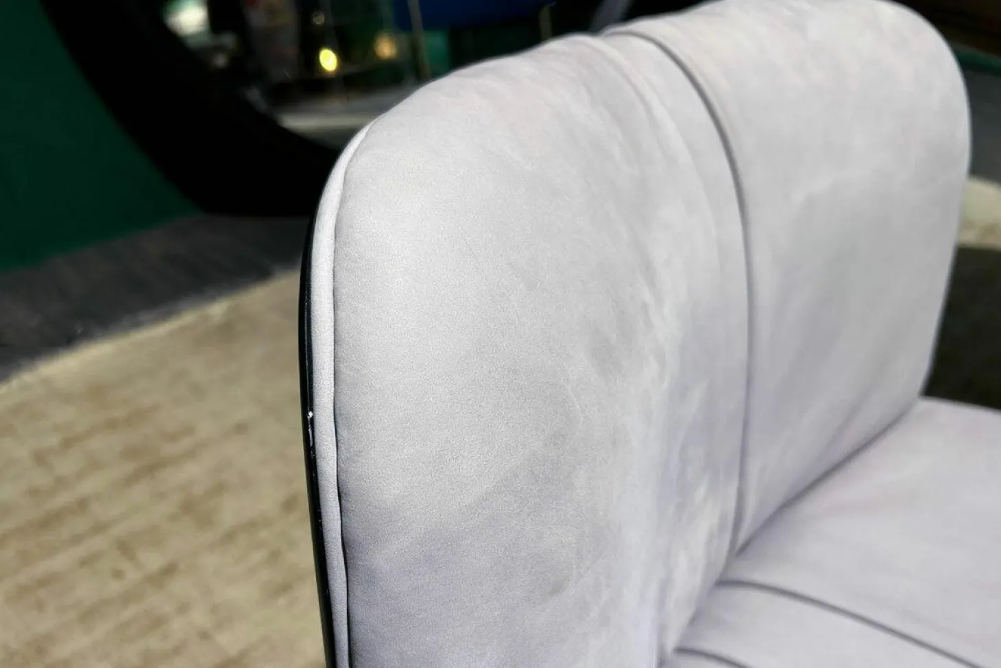 Stuhl Marilyn Leder Kashmir lilas Flieder Grau Gestell Metall Schwarz Lackiert