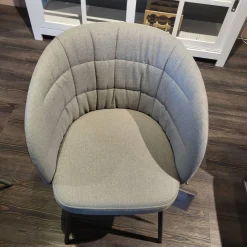 Stuhl Noa 690 Rolf Benz Stoff Hell Steingrau Rückschale mit Armteil Leder Mittel Quarzgrau Gestell Umbragrau