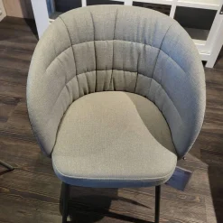 Stuhl Noa 690 Rolf Benz Stoff Hell Steingrau Rückschale mit Armteil Leder Mittel Quarzgrau Gestell Umbragrau