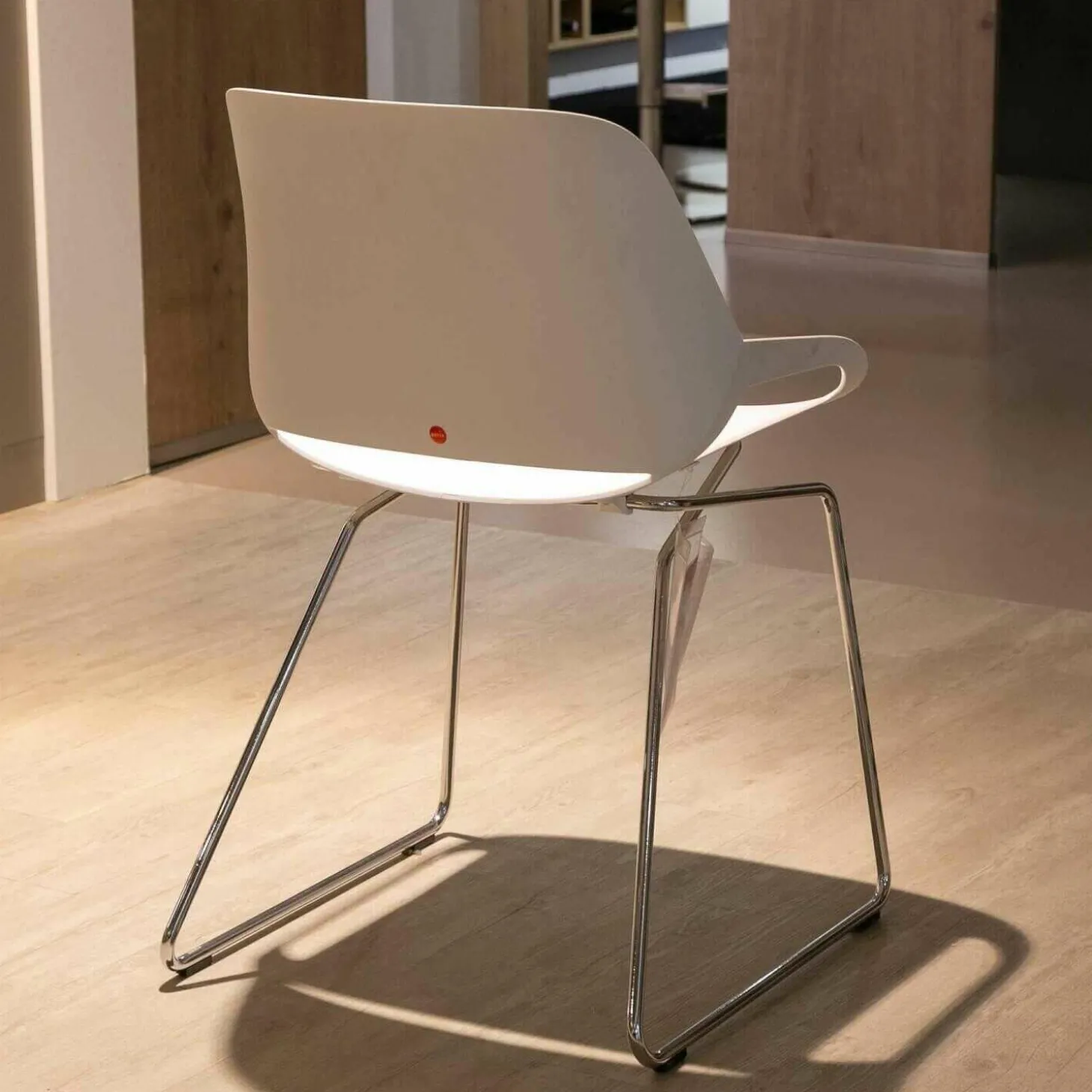 Stuhl Numo 1 Sitzschale Kunststoff Weiß Gestell Chrom Glanz