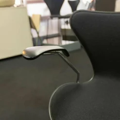 Stuhl Serie 7 Mit Armlehnen Stoff Hallingdal Schwarz Untergestell Stahlrohr Verchromt Sitzschale Esc