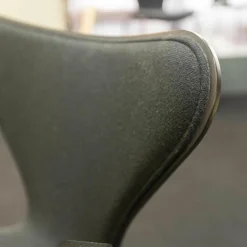 Stuhl Serie 7 Mit Armlehnen Stoff Hallingdal Schwarz Untergestell Stahlrohr Verchromt Sitzschale Esc