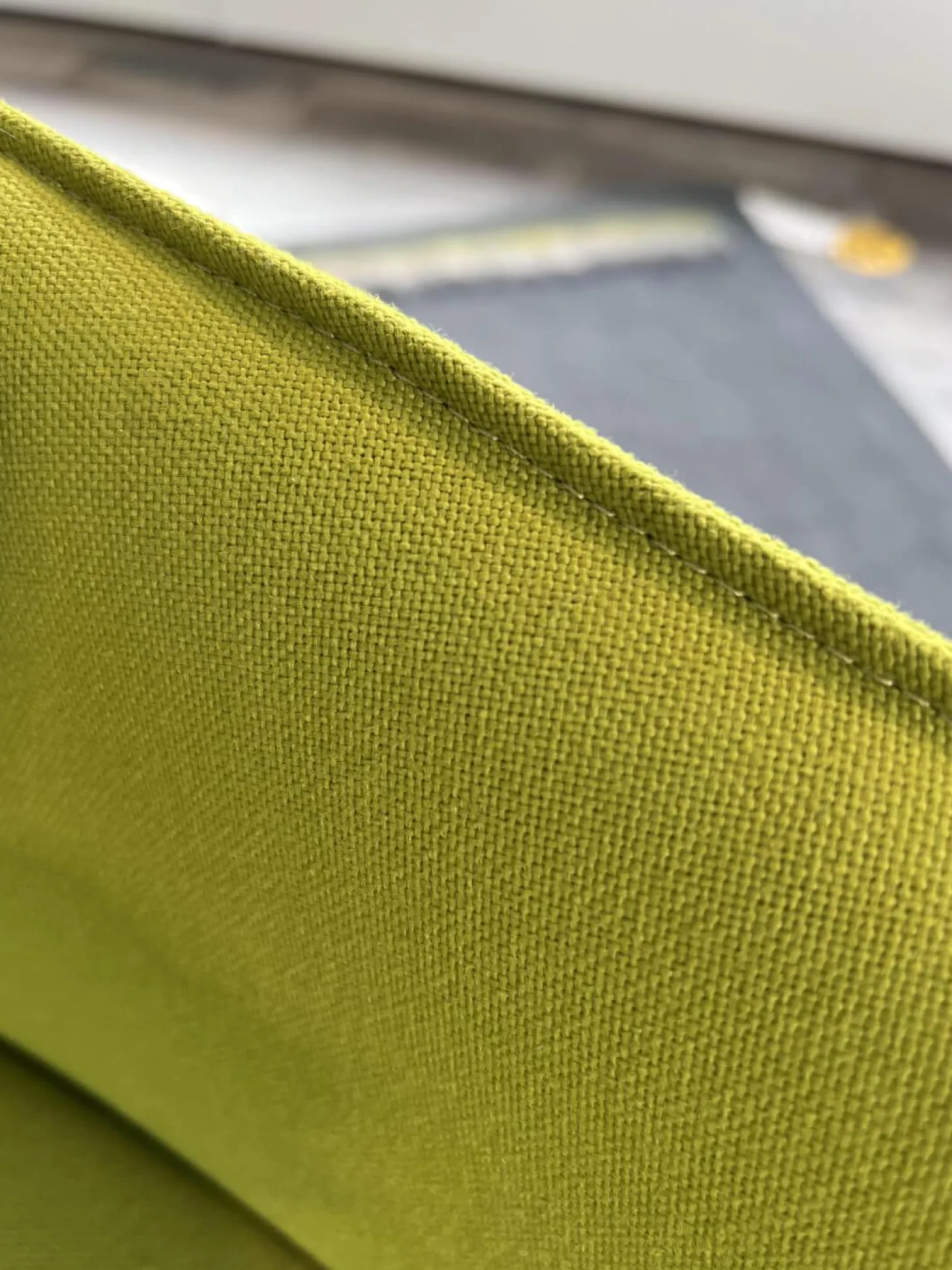 Stuhl Softshell Chair Plano Stoff Avocado Grün Vierbein-Untergestell Chocolate Schwarz