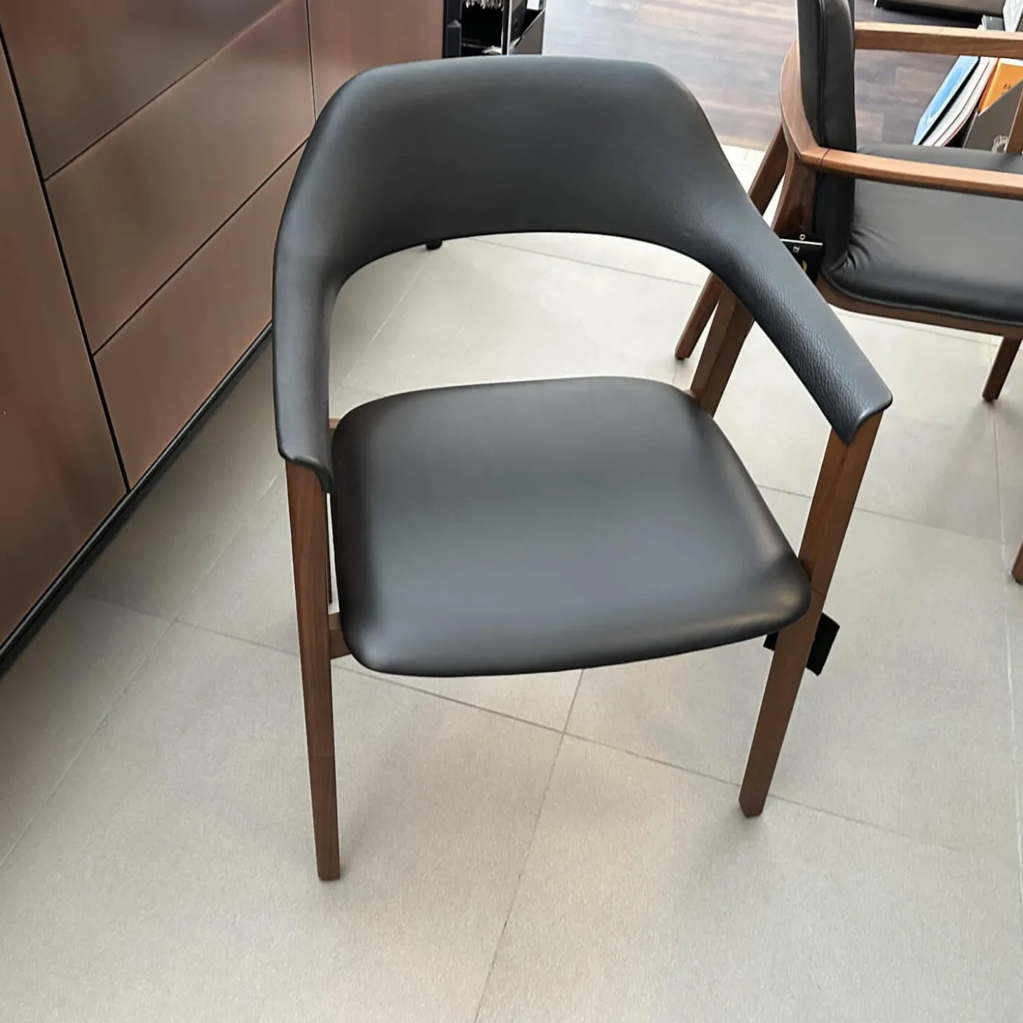 Stuhl Ten Leder Schwarz Gestell Nussbaum Massiv