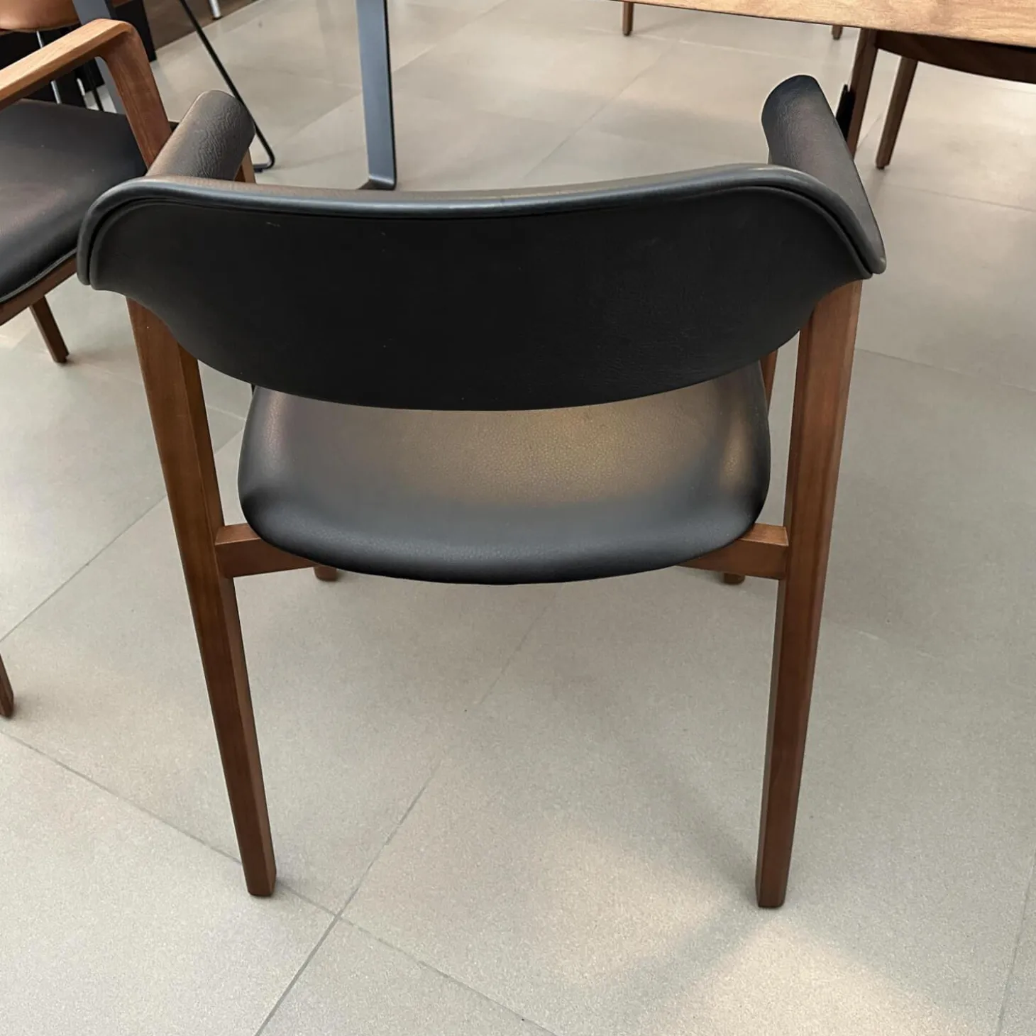 Stuhl Ten Leder Schwarz Gestell Nussbaum Massiv