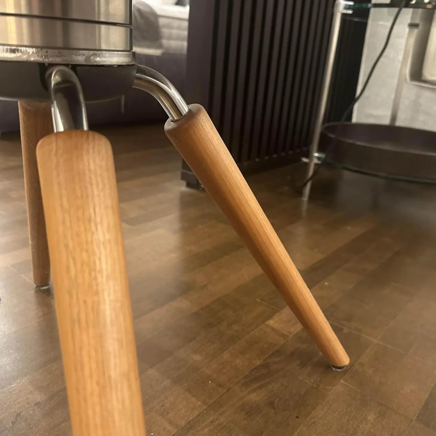 Stuhl UP Chair Leder 7 Beige 4 Fuß Gestell Nussbaum Drehbar