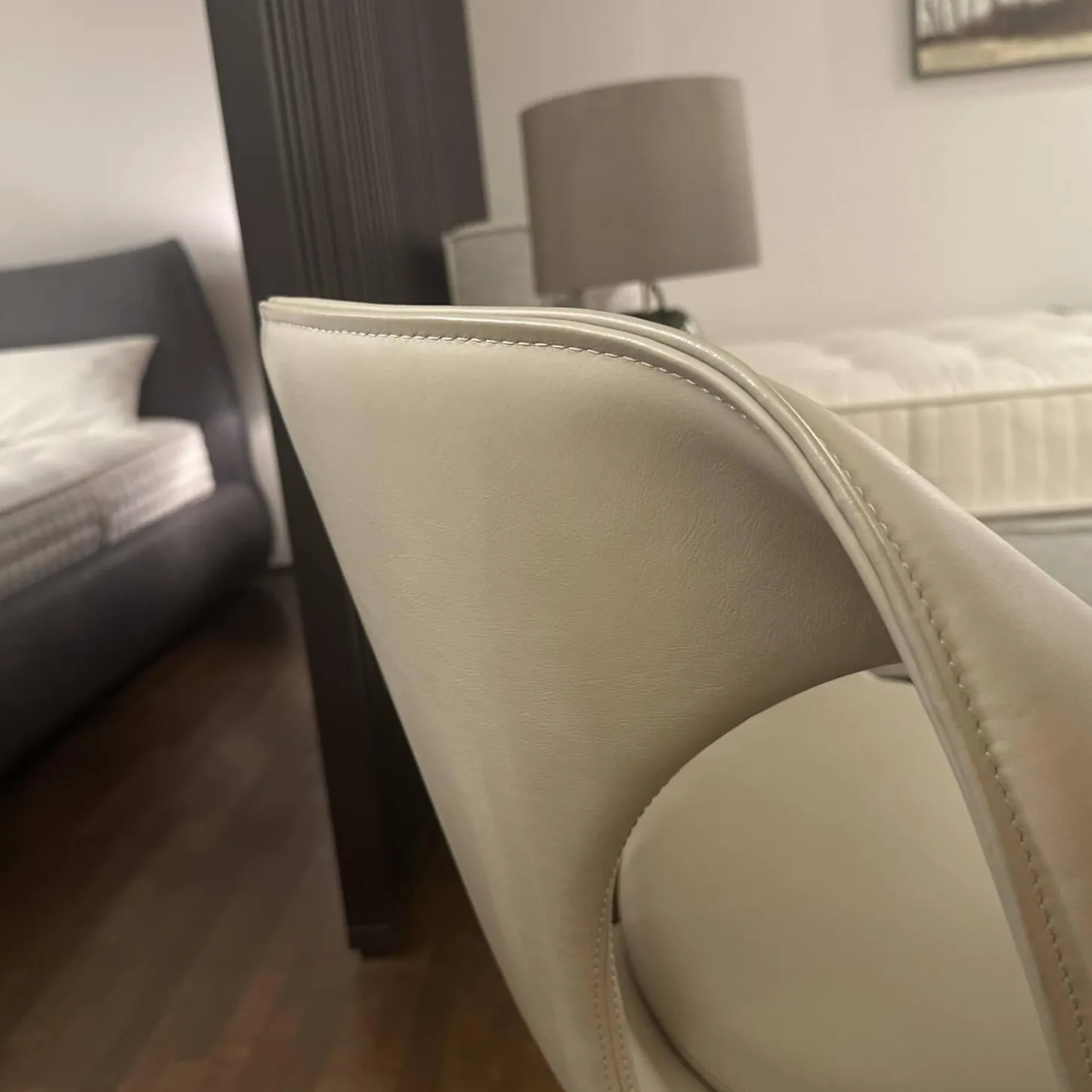 Stuhl UP Chair Leder 7 Beige 4 Fuß Gestell Nussbaum Drehbar