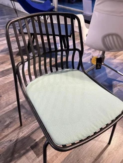 Stuhll Crona Steel 6340 Vierfußstahlgestell Sitzlamellen Aus Flachstahl Lava Schwarz Mit Sitzkissen Stoffbezug 6/0310840 Patio Farbe 840 Grün