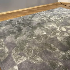 Teppich Obsidian In Verschiedenen Grautönen Aus Neuseelandwolle Tencel Handgetuftet