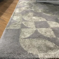 Teppich Obsidian In Verschiedenen Grautönen Aus Neuseelandwolle Tencel Handgetuftet