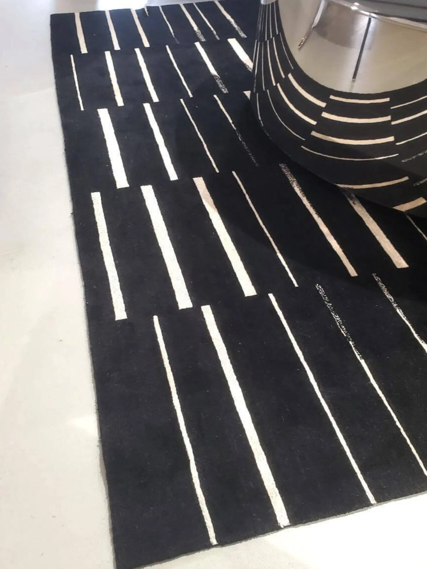 Teppich Raja Tibarto 100 Farbe G727C OCC White Schwarz Mit Weißen Linien