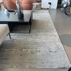 Teppich 250x350 Legends of Carpets Mpando Wolle Seide Brennnessel Grau Weiß Rot Braun