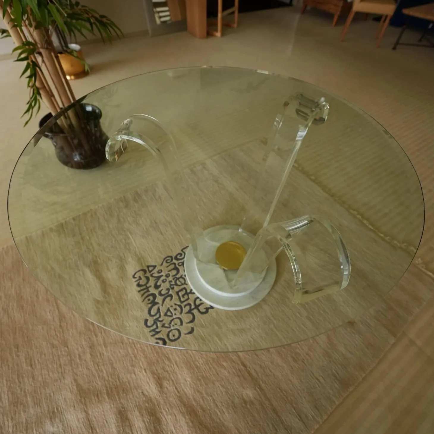 Tisch Ace Glasplatte Mit Facettenschliff Gestell Acryl und Carrara Marmor