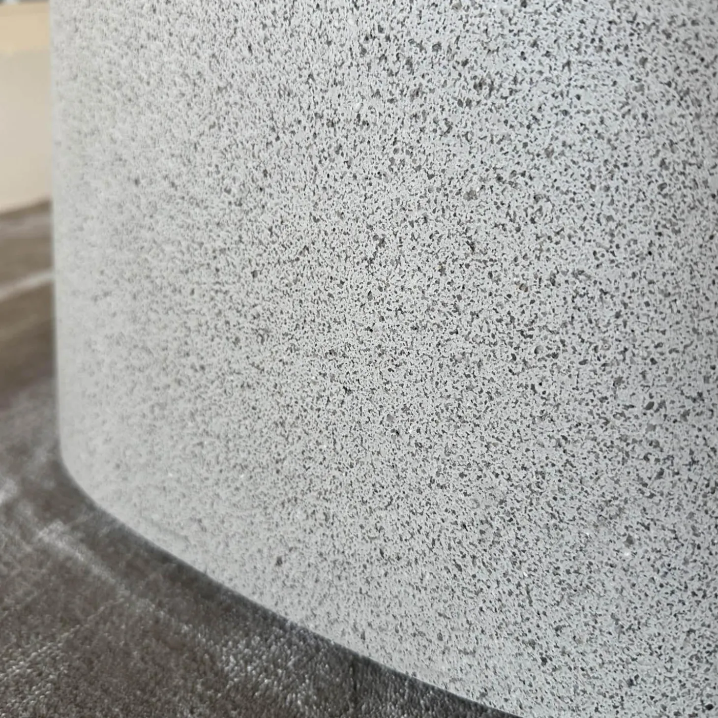 Tisch Bridge Platte Eiche Rohholzeffekt Lackiert Untergestell Beton Creme