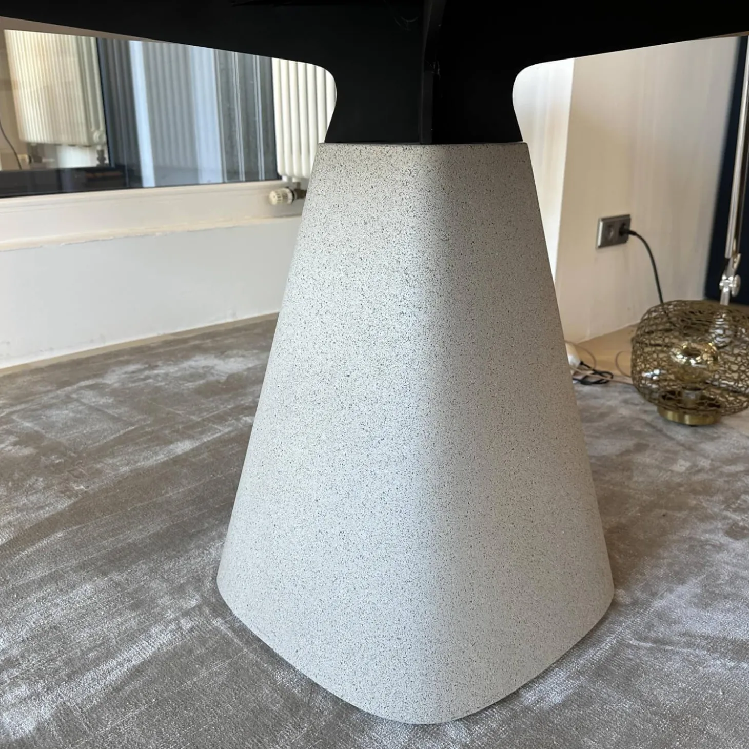 Tisch Bridge Platte Eiche Rohholzeffekt Lackiert Untergestell Beton Creme