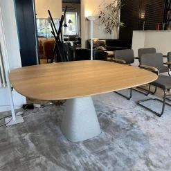 Tisch Bridge Platte Eiche Rohholzeffekt Lackiert Untergestell Beton Creme