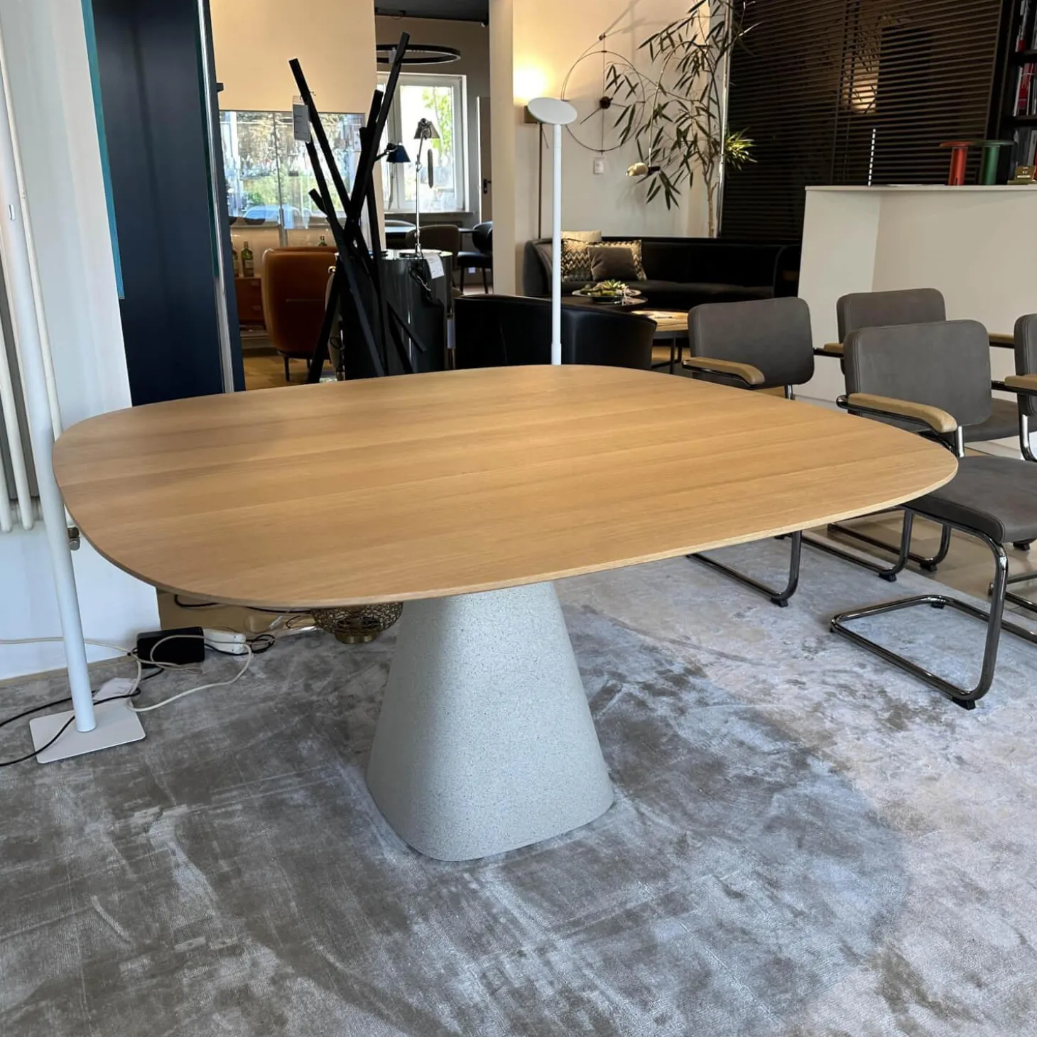 Tisch Bridge Platte Eiche Rohholzeffekt Lackiert Untergestell Beton Creme