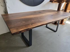 Tisch Butterfly Europäischer Nussbaum Äste Mit Harz Ausgegossen Feste Platte Kufen Gerade Schwarz