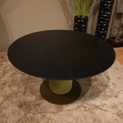 Tisch Gaia Platte Räuchereiche Massiv Schwarz Geölt Bodenplatte Stahl Oliv Pulverbeschichtet