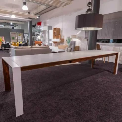 Tisch GM7722 Eiche ausziehbar mit Butterfly-PI Corian Top Beine Corian Walnuss geölt